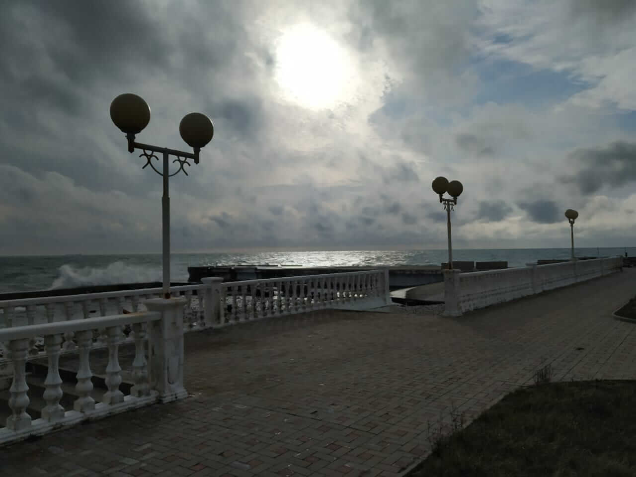 Набережная у Чёрного моря в Крыму.